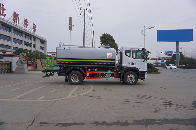 中潔牌XZL5180GSS6型多利卡灑水車(chē)